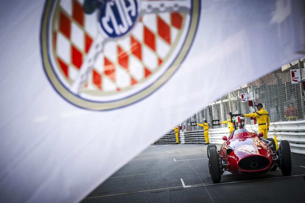 1957-maserati-250f-start-grid-monaco-flag