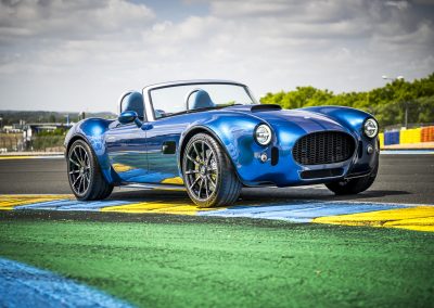 AC-Cobra-GT-Roadster-Le-Mans-Circuit-kerbs