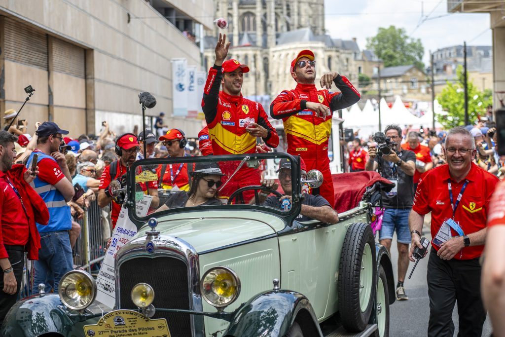 Le-mans-24hr-fanatical-spectators-drivers-parade