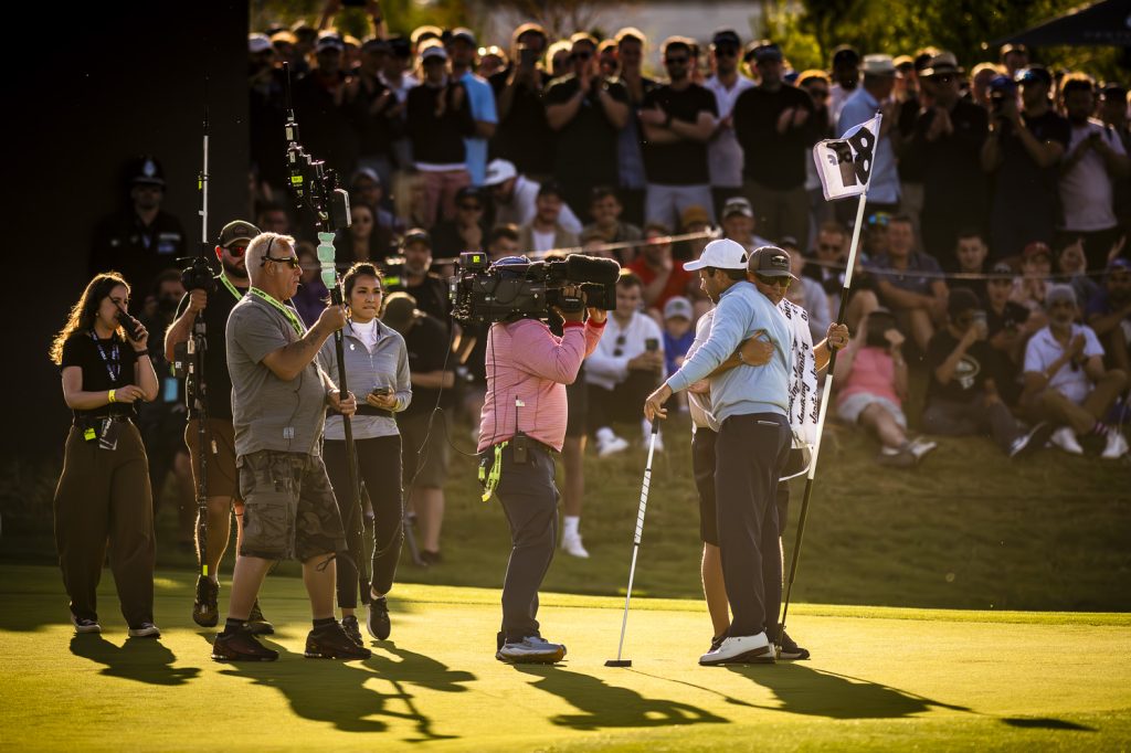 charl-schwartzel-winning-caddie-18th-green-liv-golf