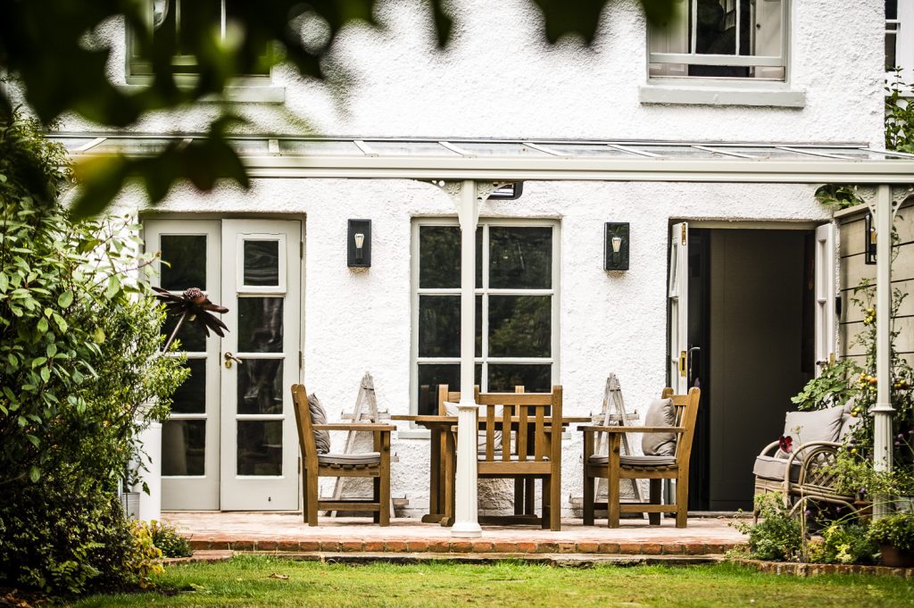 white-house-patio-chairs-table-outdoor-living