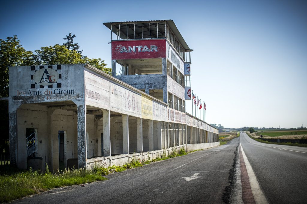 reims-gueux-france-abandoned-pit-garages