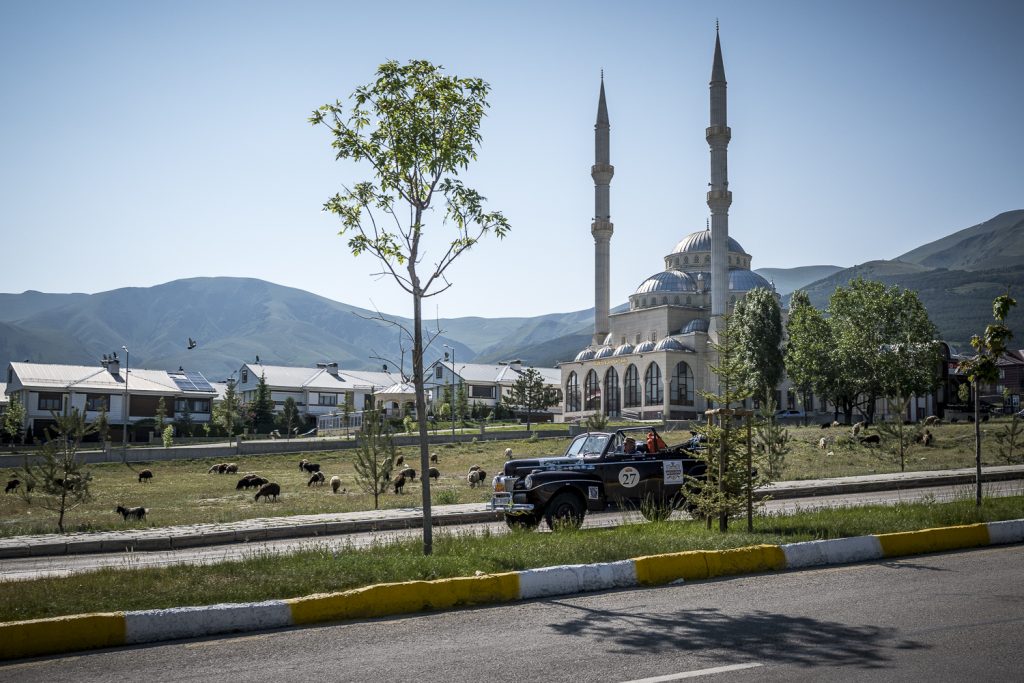 1941 Ford drives past turkish mosque